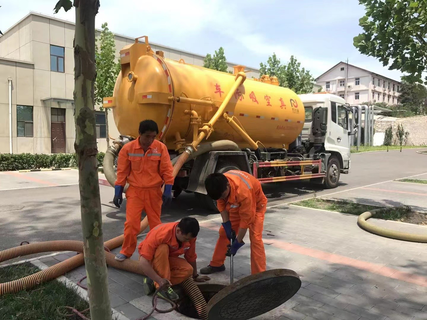 西宁管道疏通车停在窨井附近