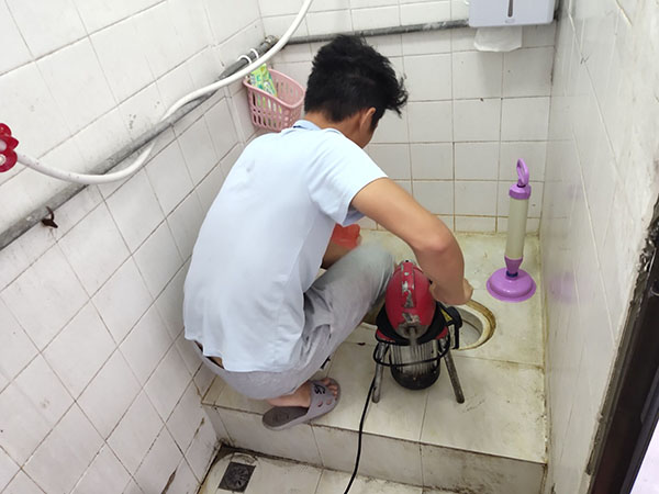 西宁管道堵塞冒臭气 专业师傅现场解决问题